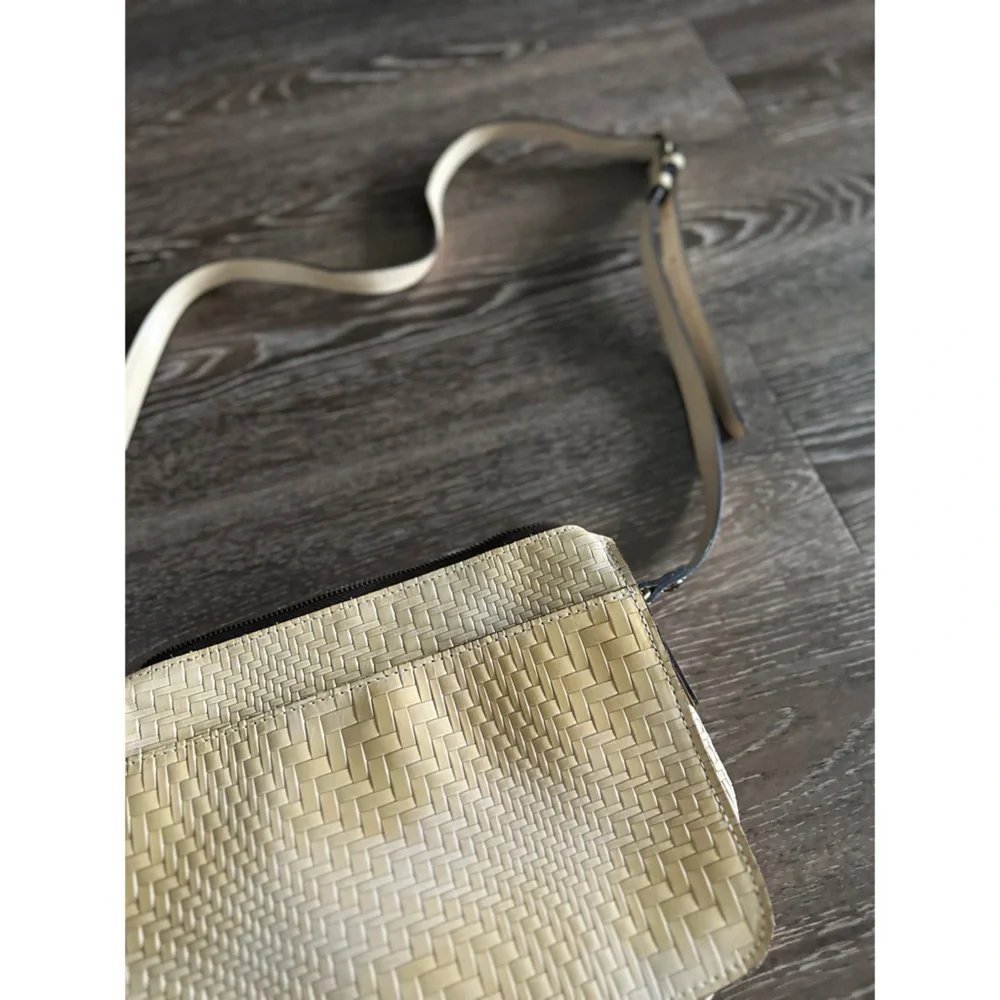 Patricia Nash Cream Crossbody Bag Color: Rattan Real Leather STYLE: P457323 - Picture 6 of 13